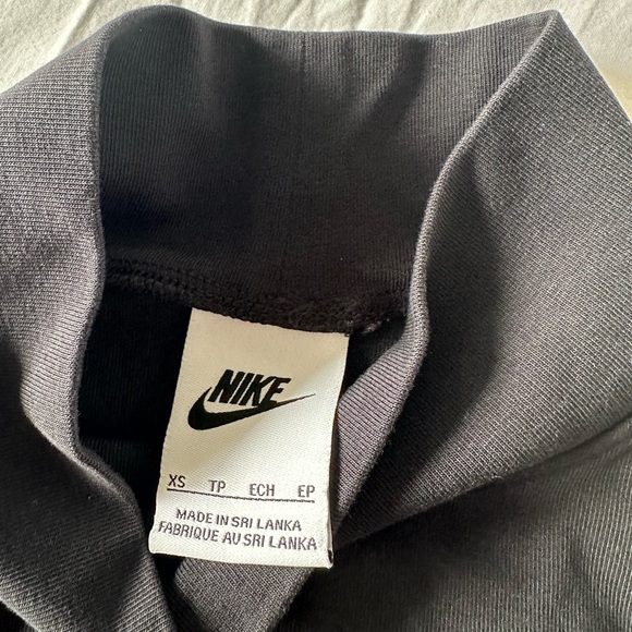 Nike sleevess mock neck 🤍 - Picture 3 of 5